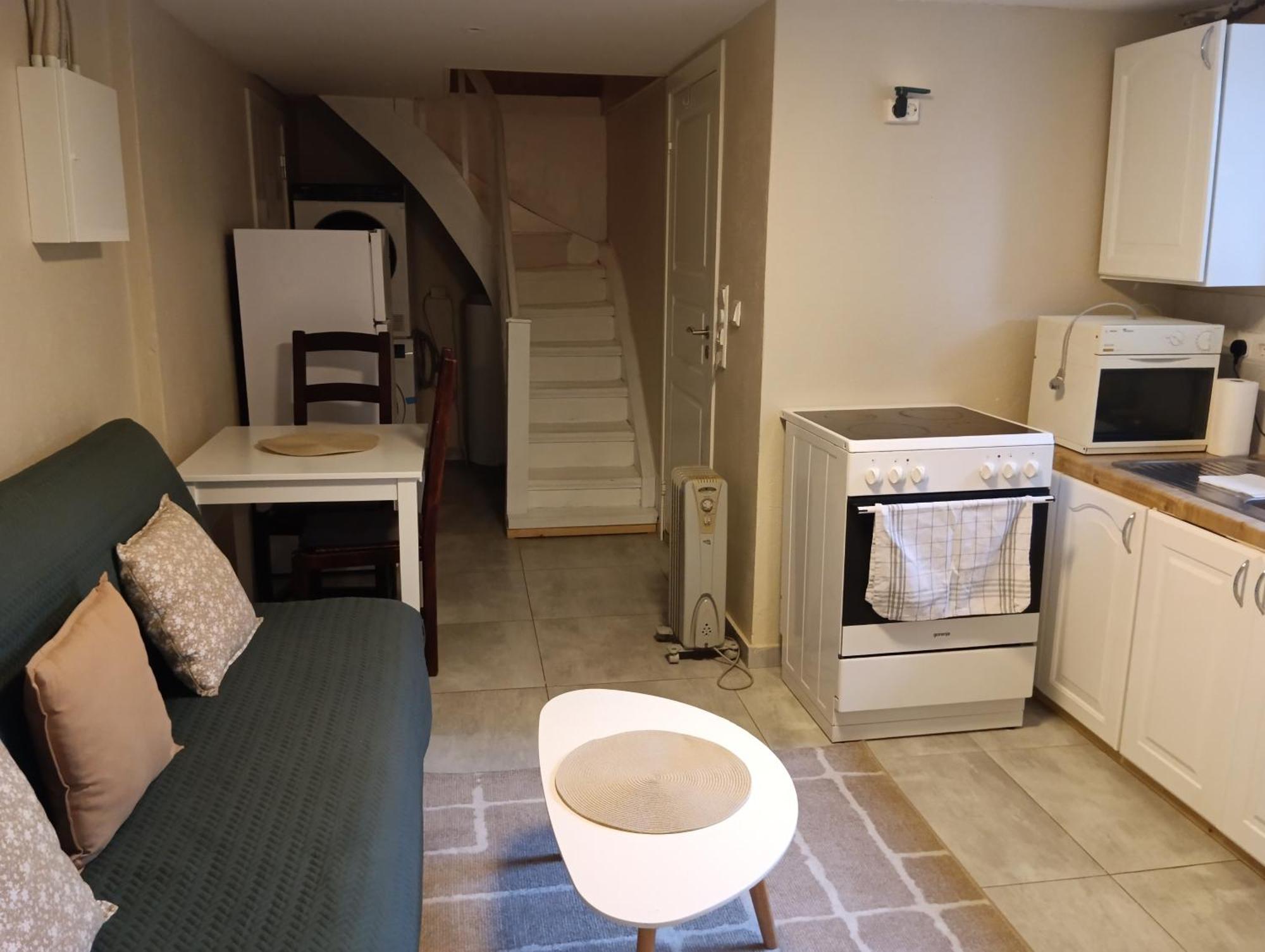 Renovated Semi- Basement 2 Bedrooms Furnished Apartment - Close To Everything In Moss Exterior foto